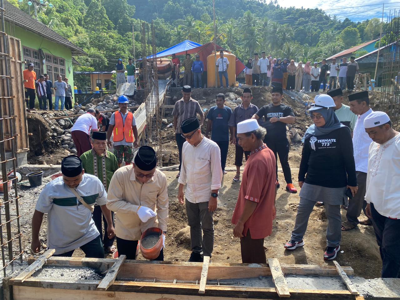 Peletakan Batu Pertama Bangunan Masjid Al-Yaqinul Haq Kelurahan Afe Taduma